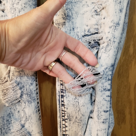 Cute, light blue, distressed skinny jeans. Like new. Size 3 - Picture 3 of 7
